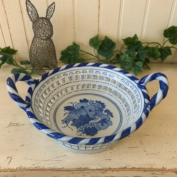 Vtg Blue White Harvest Basket Fruit Pattern Reticulated Bowl Twisted Handles 8" - Picture 1 of 9